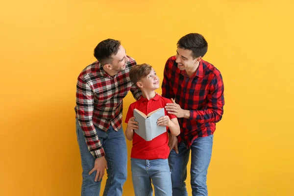 Feliz Pareja Gay Con Niño Adoptado Libro Lectura Sobre Fondo — Foto de Stock