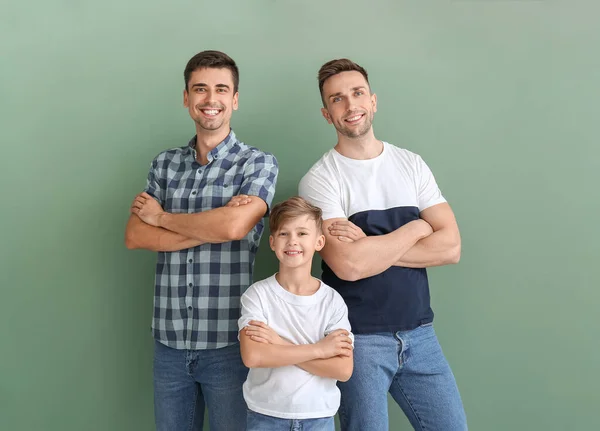 Glückliches Homosexuelles Paar Mit Adoptivkind Auf Farbigem Hintergrund — Stockfoto