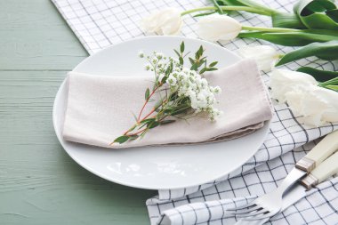 Ahşap arka planda çiçek dekoru olan güzel bir masa.