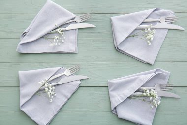 Ahşap arka planda çiçek dekoru olan güzel bir masa.