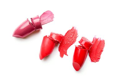 Beyaz arkaplanda parlak ruj örnekleri