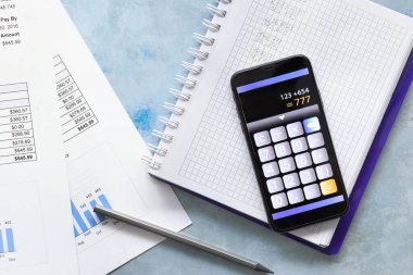 Telefon, kırtasiye ve doküman ekranında renk arkaplanı üzerine hesaplayıcı mobil uygulama