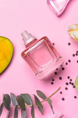 Renkli arka planda parfüm şişesi olan güzel bir kompozisyon