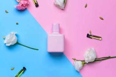 Renkli arka planda parfüm şişesi olan güzel bir kompozisyon