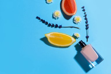 Renkli arka planda parfüm şişesi olan güzel bir kompozisyon