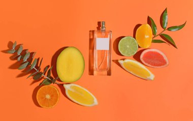 Renkli arka planda parfüm şişesi olan güzel bir kompozisyon