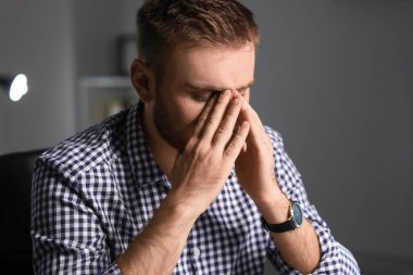 Yorgun işadamı gece geç saatlere kadar ofiste çalışıyor.