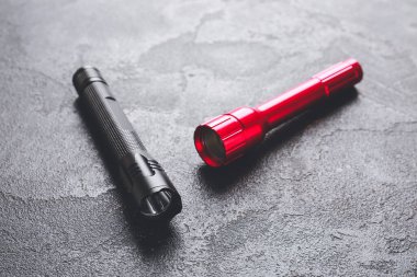 Koyu arkaplanda modern el fenerleri