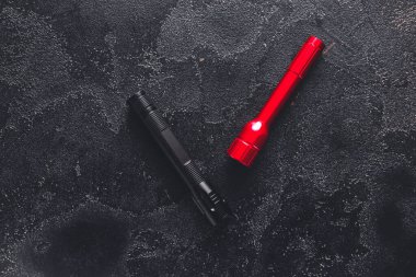 Koyu arkaplanda modern el fenerleri