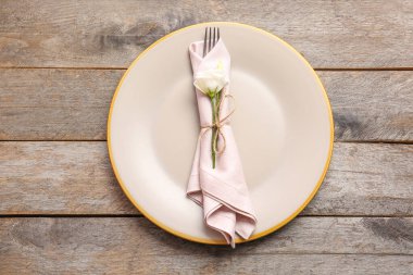 Ahşap arka planda güzel masa ayarları