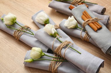 Ahşap arka planda çiçek desenli peçeteler