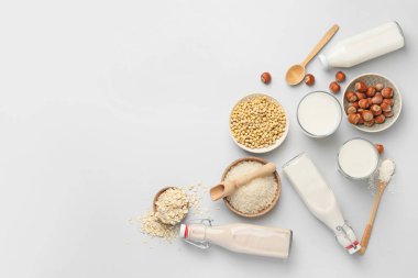 Beyaz arkaplanda farklı süt