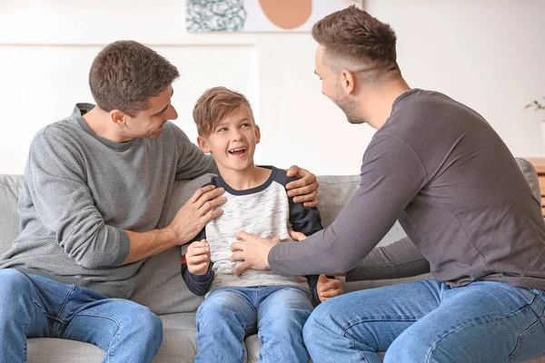 Šťastný Homosexuální Pár Adoptovaným Dítětem Doma — Stock fotografie