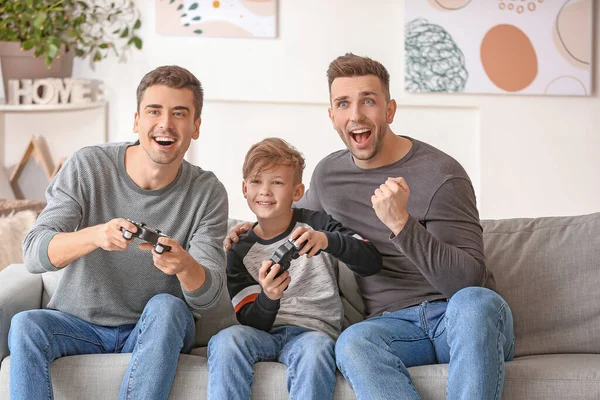 Feliz Pareja Gay Con Niño Adoptado Jugando Videojuego Casa —  Fotos de Stock