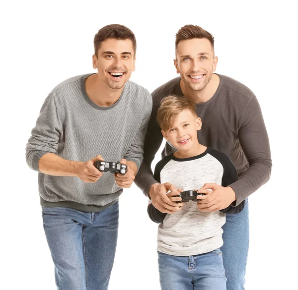 Gelukkig Gay Paar Met Geadopteerd Kind Spelen Video Game Wit — Stockfoto