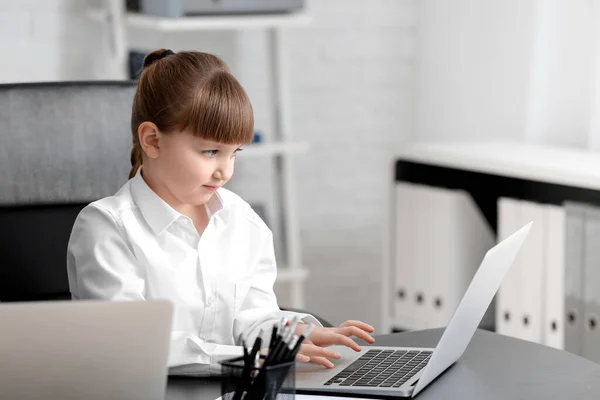 Kleine Secretaresse Aan Het Werk — Stockfoto