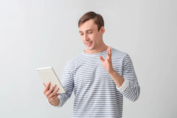 Jovem Com Computador Tablet Sobre Fundo Claro — Fotografia de Stock