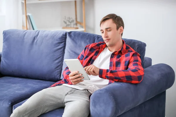 Young Man Tablet Computer Home — Stock Photo, Image