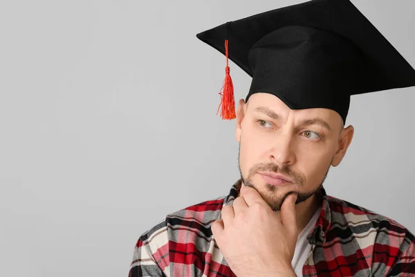 Thoughtful Man Graduation Hat Grey Background — Stock Photo, Image