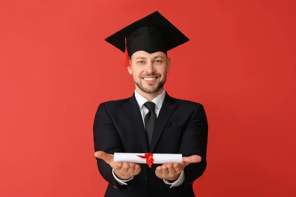 Man Met Afstudeerhoed Met Diploma Kleur Achtergrond — Stockfoto