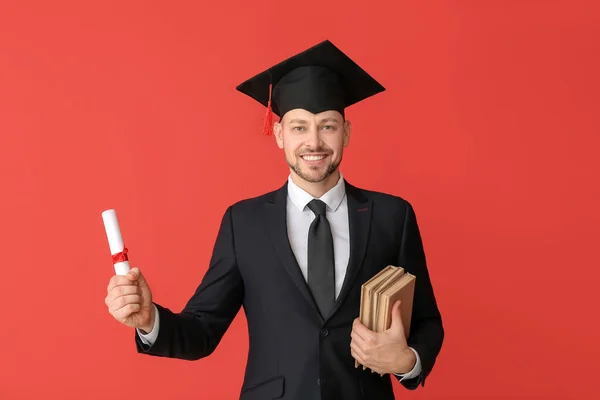 Uomo Cappello Laurea Con Libri Diploma Sfondo Colori — Foto Stock