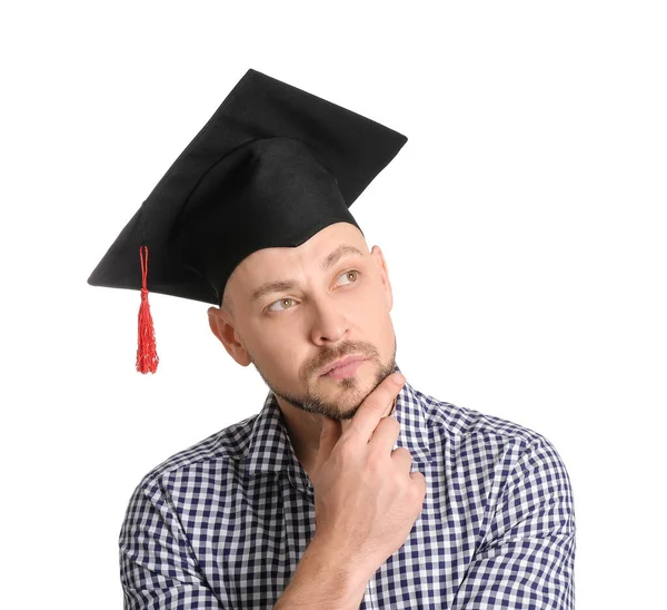白い背景に卒業帽子を被った思慮深い男 — ストック写真