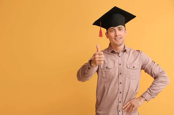 Mladý Muž Maturitní Čepici Ukazující Palec Nahoru Barevném Pozadí — Stock fotografie