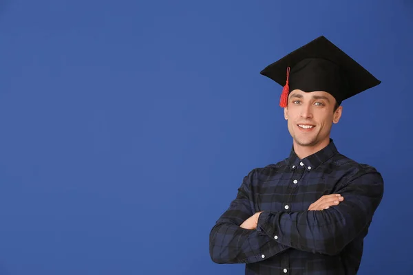 若いです男で卒業帽子上の色背景 — ストック写真