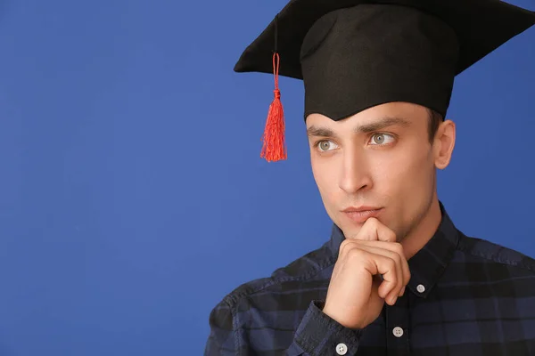 Giovane Cappello Laurea Sfondo Colore — Foto Stock