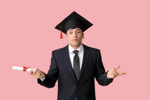 若いです男で卒業帽子ととともに卒業証書上の色背景 — ストック写真
