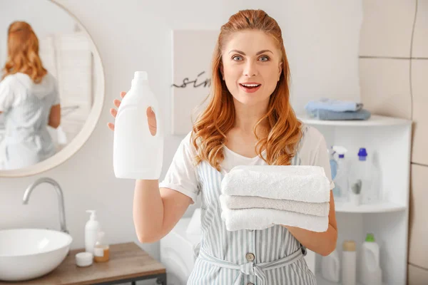 Överraskad Kvinna Med Rena Handdukar Och Tvättmedel Hemma — Stockfoto