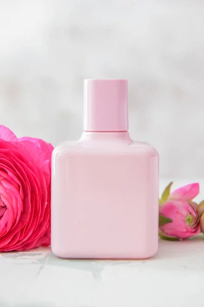 Bottle Perfume Flowers Light Background — Stock Photo, Image