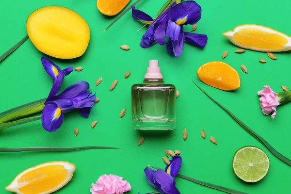 Hermosa Composición Con Frasco Perfume Sobre Fondo Color —  Fotos de Stock