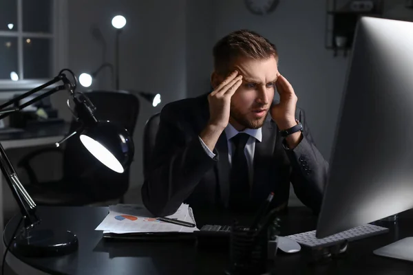 Homme Affaires Fatigué Travailler Bureau Tard Dans Nuit — Photo