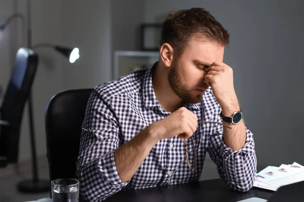 Trött Affärsman Som Jobbar Sent Kvällen — Stockfoto