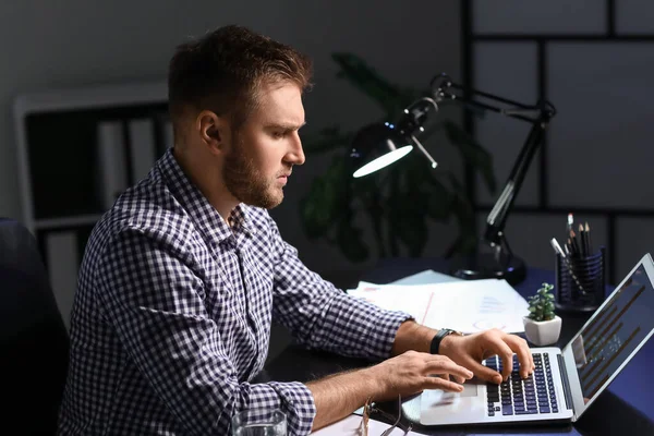 Jeune Homme Affaires Travaillant Bureau Tard Dans Nuit — Photo