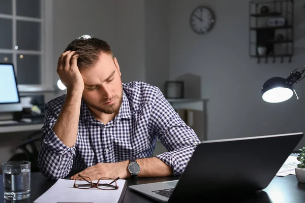 Homme Affaires Fatigué Travailler Bureau Tard Dans Nuit — Photo