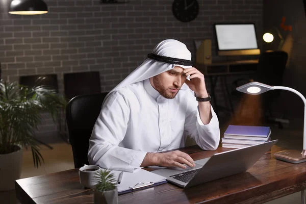 Арабский Бизнесмен Работающий Офисе Поздно Ночью — стоковое фото