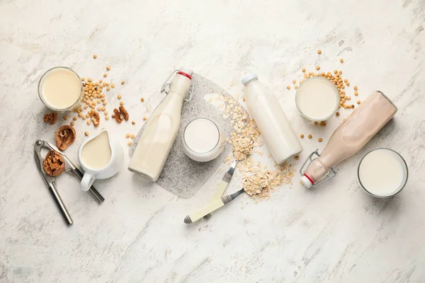 Verschiedene Milch Auf Weißem Hintergrund — Stockfoto