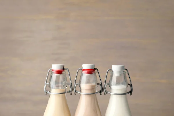 Φιάλες Από Διαφορετικό Γάλα Ξύλινο Φόντο — Φωτογραφία Αρχείου