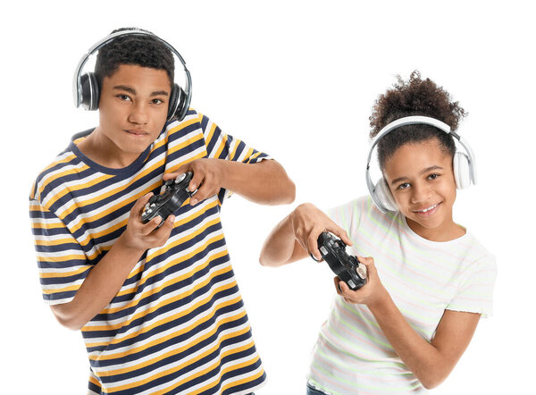 Афроамериканские подростки играют в видеоигры на белом фоне
