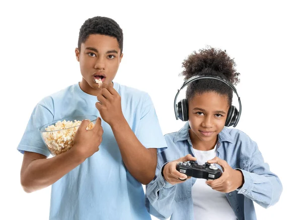 Adolescenti Afro Americani Che Giocano Videogioco Sfondo Bianco — Foto Stock