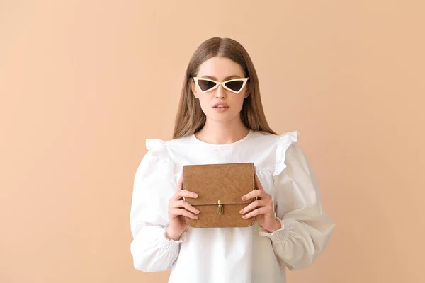 Hermosa Mujer Con Bolso Elegante Fondo Color —  Fotos de Stock