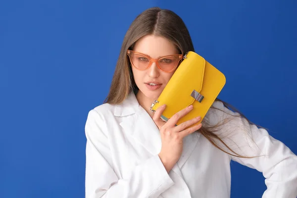 Hermosa Mujer Con Bolso Elegante Fondo Color —  Fotos de Stock