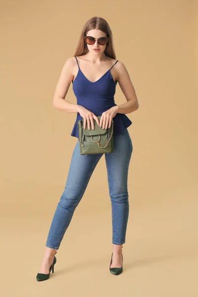 Bella Donna Con Borsa Elegante Sfondo Colore — Foto Stock