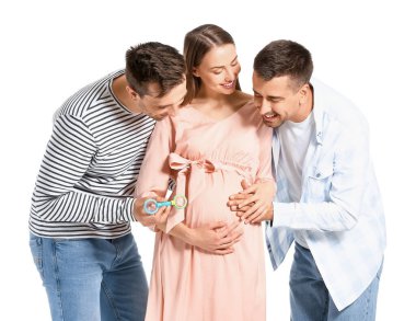 Beyaz arka planda hamile bir kadınla eşcinsel çift.