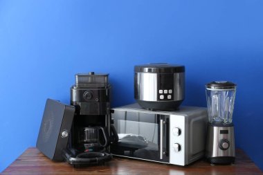 Masada farklı ev eşyaları var.