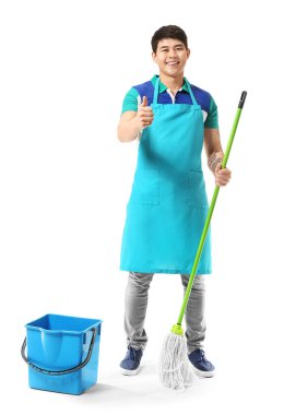 Paspaslı genç Asyalı adam beyaz arka planda baş parmak hareketi gösteriyor.