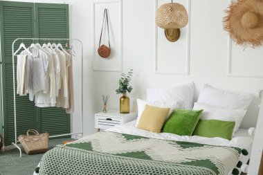 Modern konforlu yatak odası.