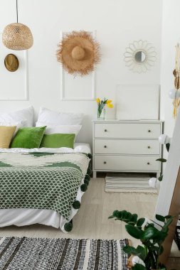 Modern konforlu yatak odası.